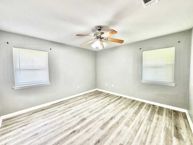 Building Photo - Beautiful 3BR/2BA Home with Sunroom, Formal Dining & Large Backyard