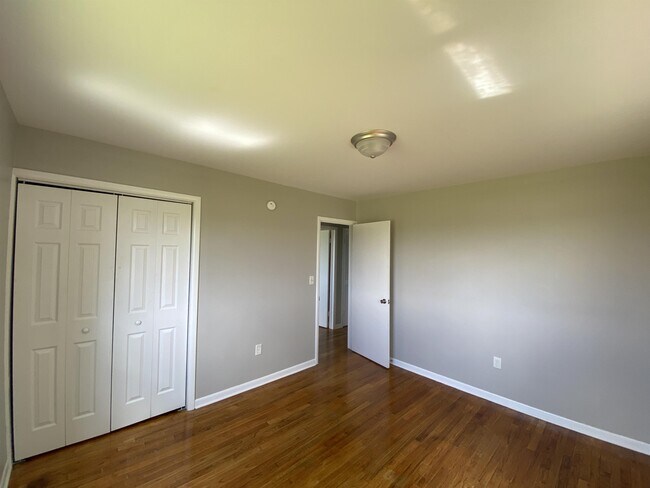 Building Photo - 565 Carlisle Rd