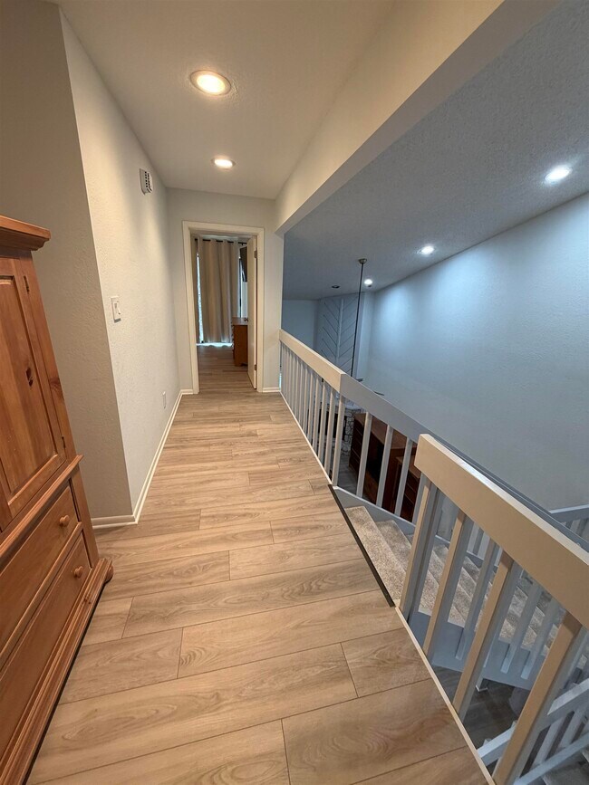 Building Photo - 307 Crestview