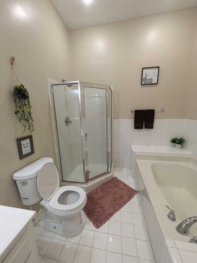 Building Photo - Cute Upstairs Down Town Apartment!