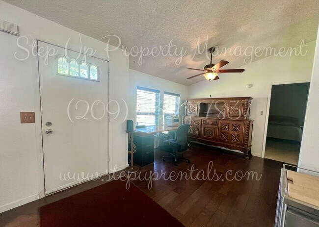 Building Photo - Charming 3 Bedroom Willow Springs Retreat Near Lake, Park & Clubhouse with Solar!