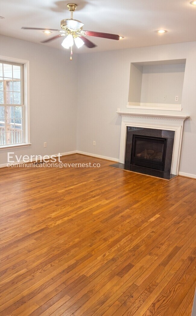 Building Photo - 6 Bed/4 Bath Home with Modern Amenities / Available Now!