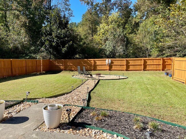 Building Photo - Beautiful newly renovated 3 bedroom 2 bath...
