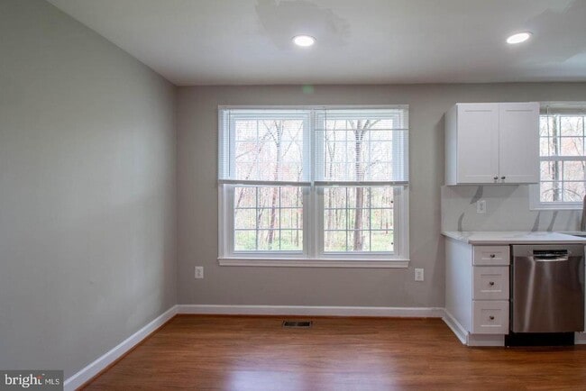 Building Photo - 9709 Lakepointe Dr