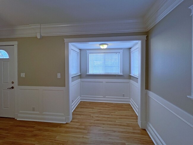 Building Photo - Charming and updated 2 bedroom, 1 bath bun...