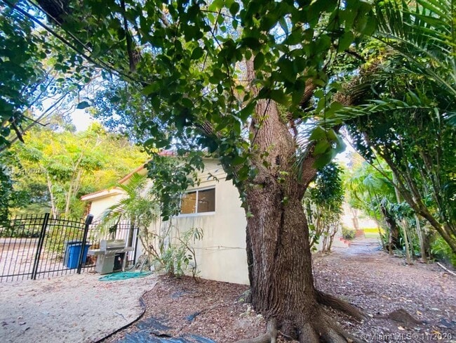 Building Photo - 800 Andalusia Ave