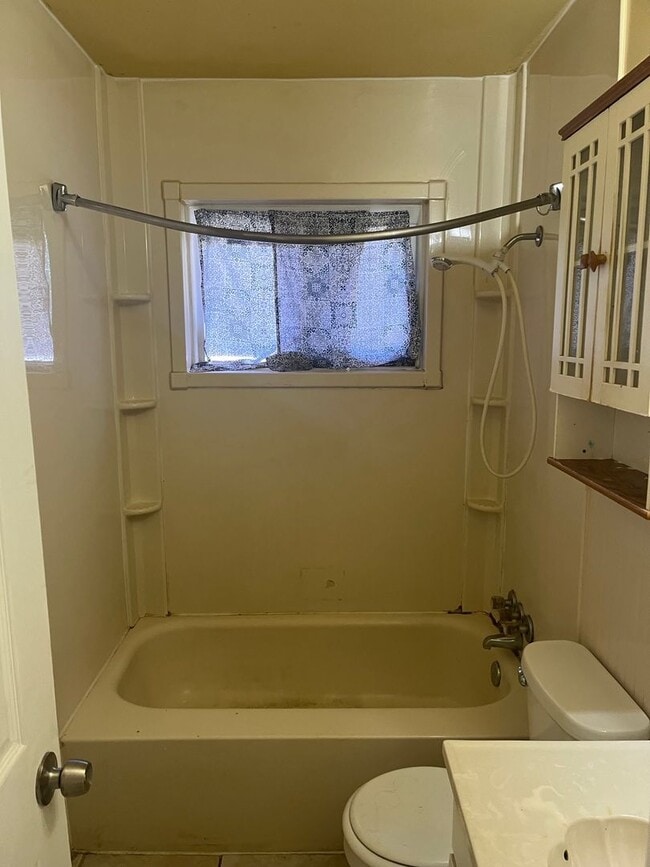 Building Photo - 2 Bedroom Home Midfield area