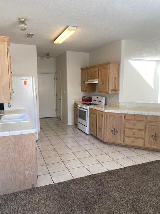 Building Photo - Spacious Two Story Home in the NE Heights ...