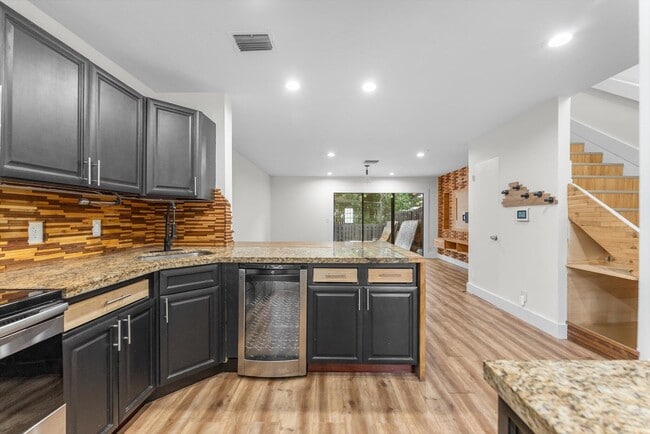 Building Photo - 850 Hill Dr