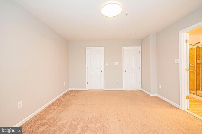 Building Photo - SPACIOUS 2 LEVEL CONDO WITH LOFT
