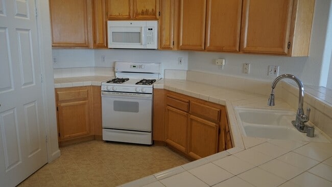 Building Photo - Gorgeous 3 bedroom 2 bathroom home in Sacramento!