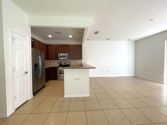 Building Photo - 3/2.5 Townhome in Pinellas Park Available Immediately