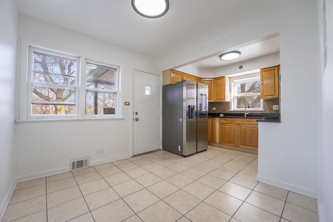 Building Photo - 5800 W Foster Ave