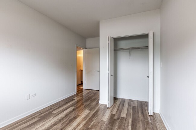 Building Photo - Spacious 3 Bed 2 Bath Duplex Up, In unit W/D in Humboldt Park!