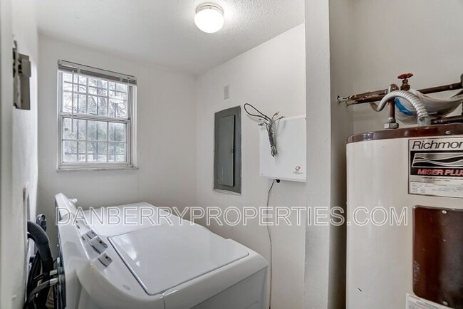 Building Photo - 1006 Ranch Dr