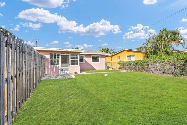 Building Photo - 184 SE 27th Way