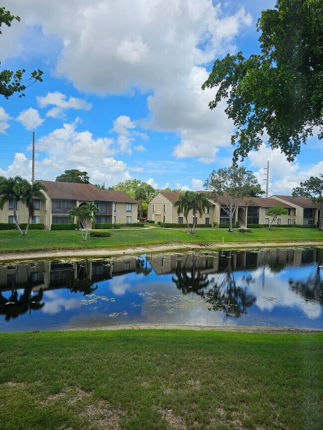 Building Photo - 728 Sunny Pine Way