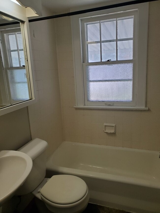 Building Photo - 3 Bedroom 1 Bath House in Rock Island