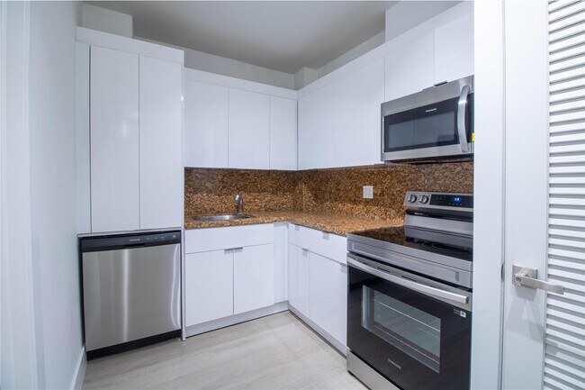 Building Photo - 2424 SE 17th St