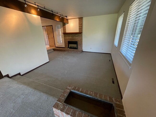 Building Photo - $500 off 1st Month, Spacious Boulder Locat...