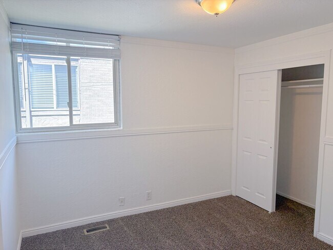Building Photo - 4426 S Rosehaven Ct