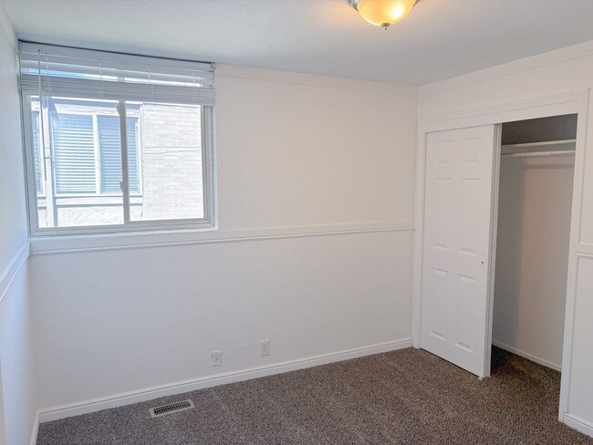 Building Photo - West Valley Condo with Prime Location in West Valley!