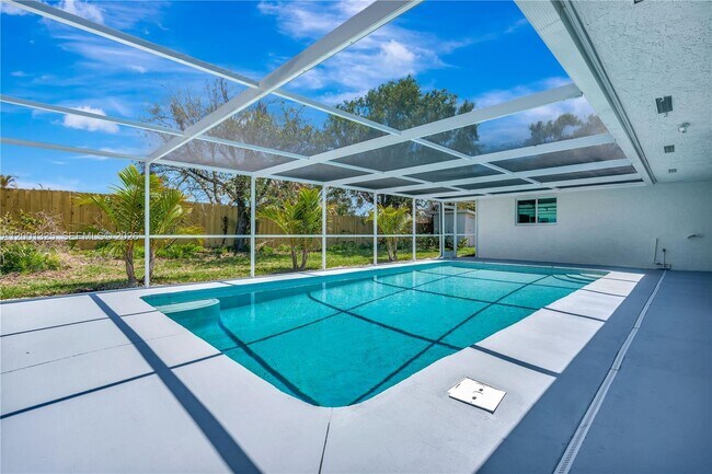 Building Photo - 9125 SE Karin St