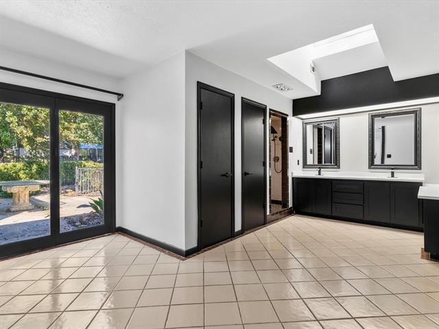 Building Photo - 1004 Overhill Dr