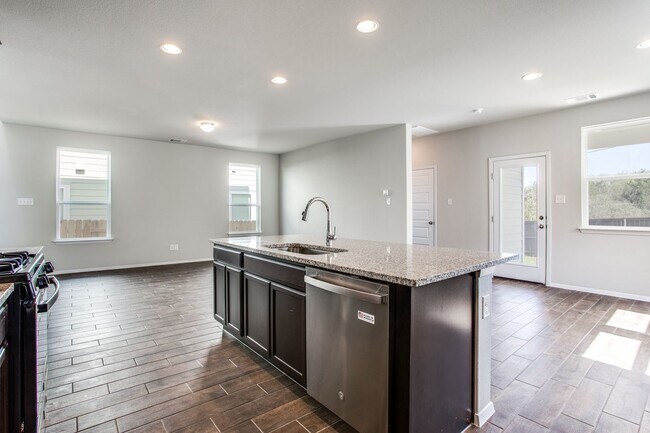 Building Photo - Newer cottage home in Cloverleaf community...