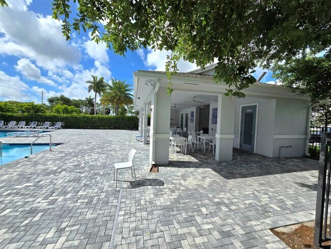 Building Photo - 4591 Hollister Ave