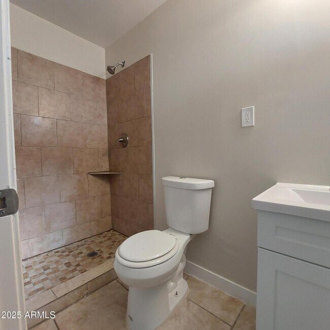 Building Photo - 3852 W Earll Dr