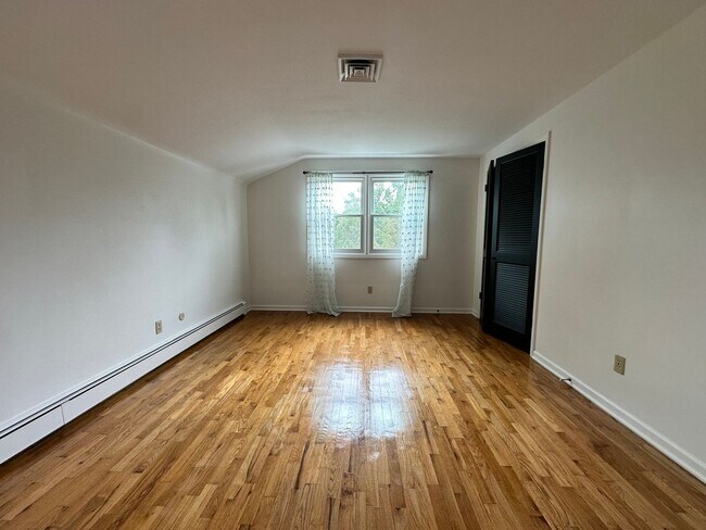 Building Photo - Four Bedroom Two and a Half Bath home avai...
