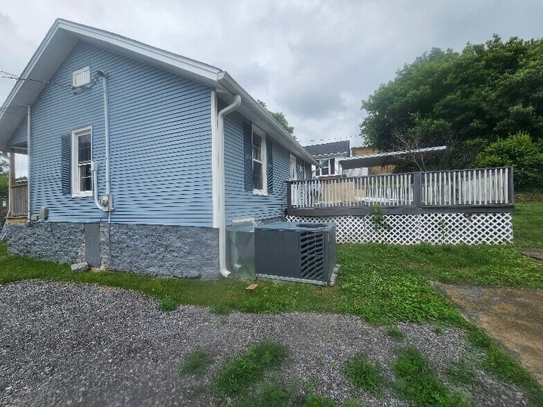 Building Photo - 218 Ward Ave W
