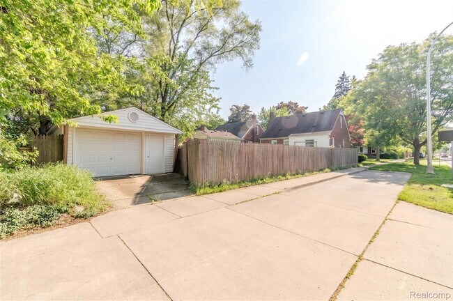 Building Photo - 3224 N Altadena Ave