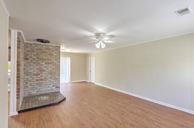 Building Photo - Lovely Ladson Brick Ranch!