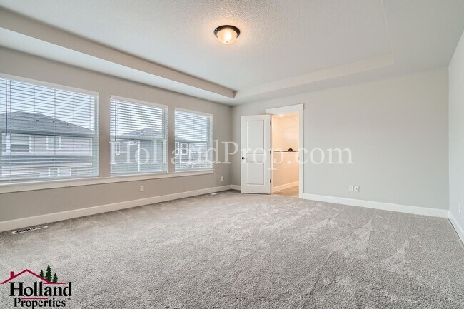 Building Photo - Luxurious South Hillsboro Home with a Fenced Backyard!