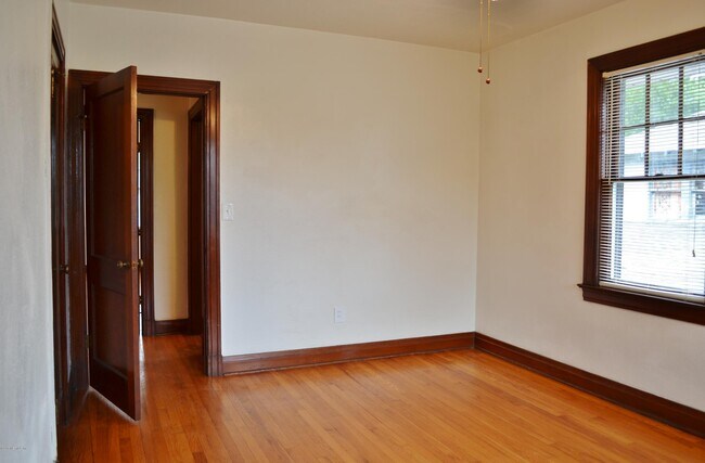 Building Photo - 2557 Dellwood Ave