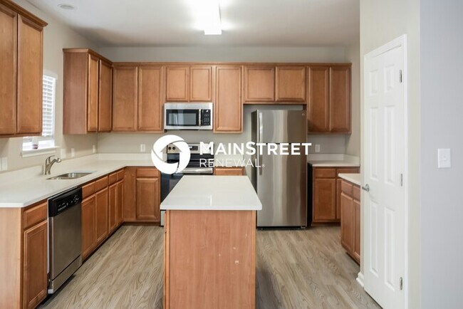 Building Photo - 4 Bedroom Pet-Friendly Home in Charlotte, NC with Main Street Renewal