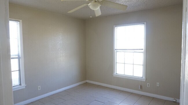 Building Photo - 912-912 Williamson Dr