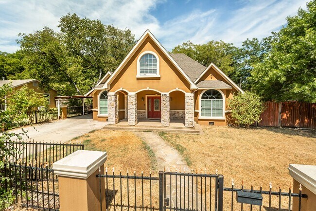 Building Photo - 2351 Longhorn St