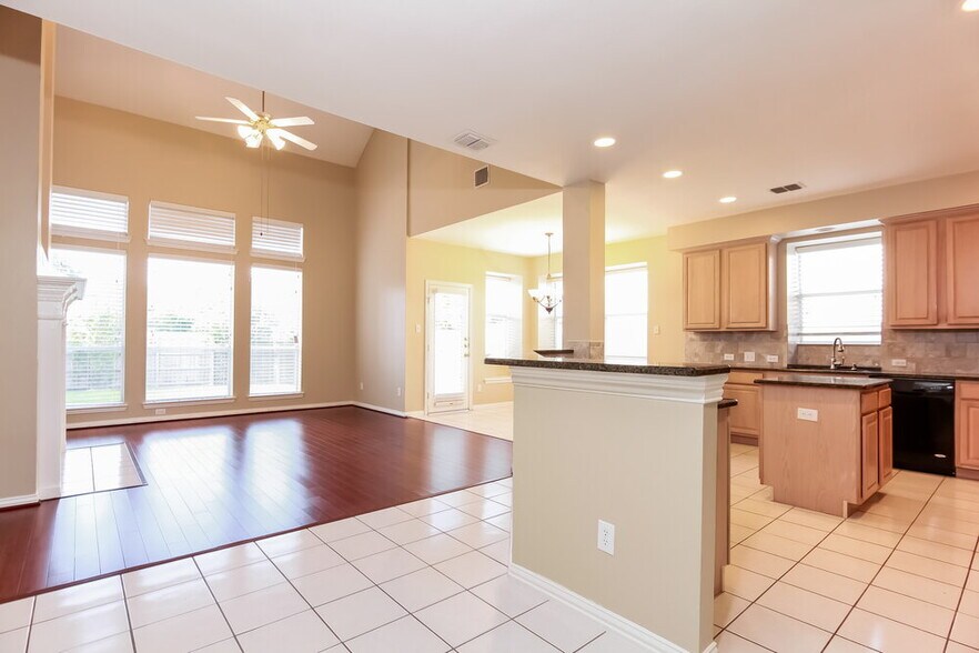 Building Photo - 4420 Vanderpool Dr