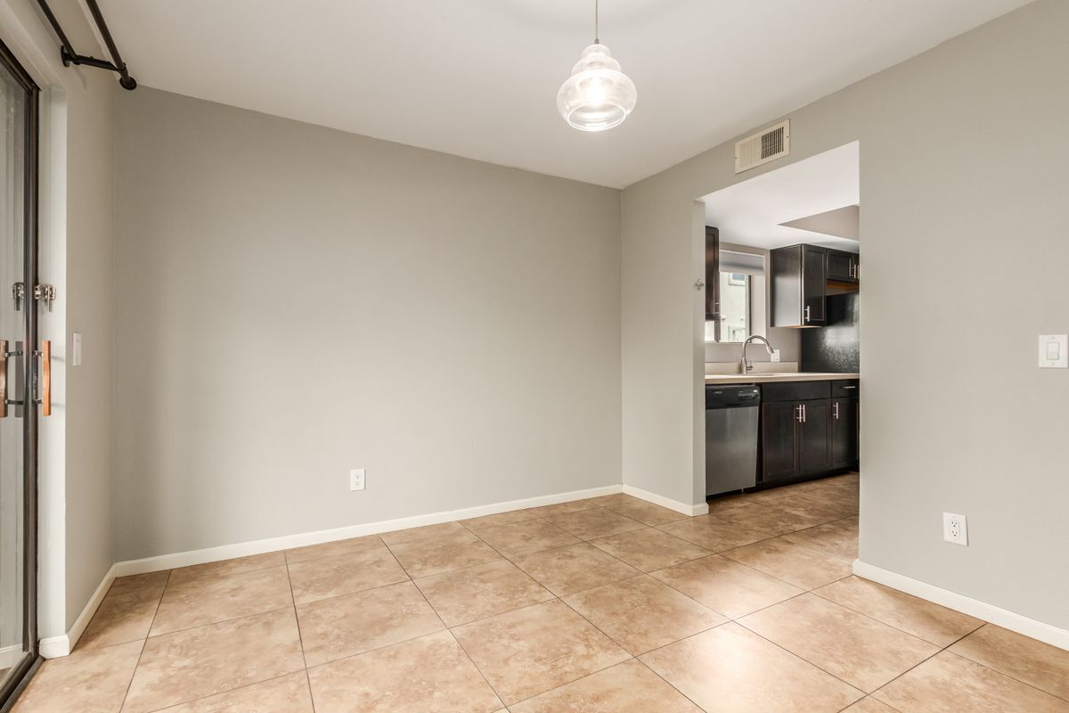 Building Photo - 850 S River Dr