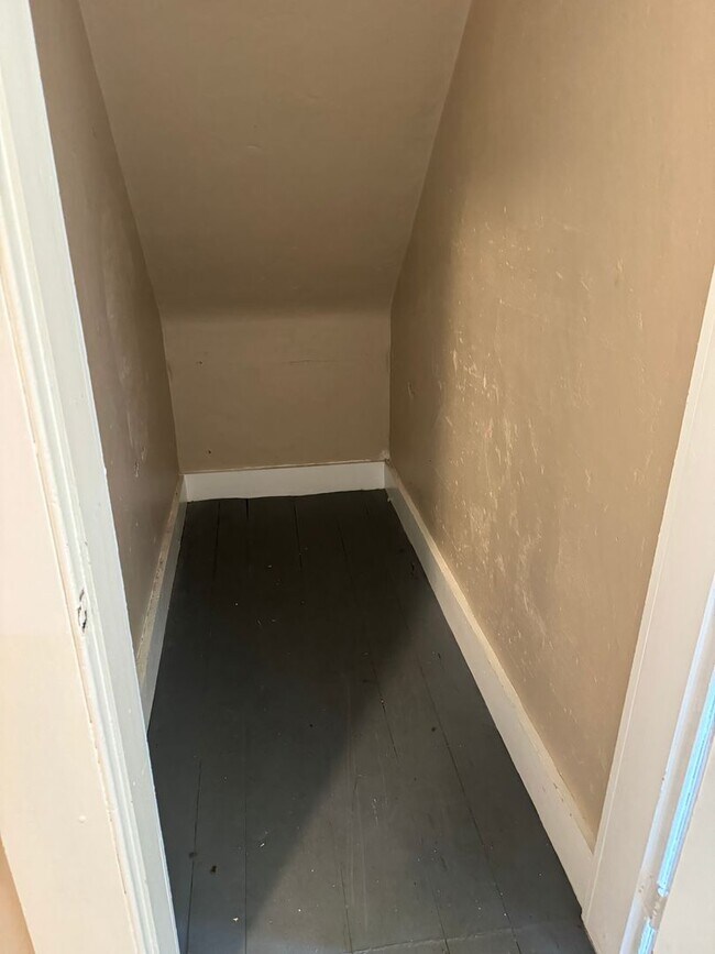 Building Photo - 1 Bedroom Apartment