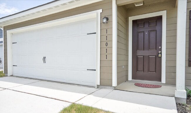 Building Photo - Three Bedroom Home in Converse