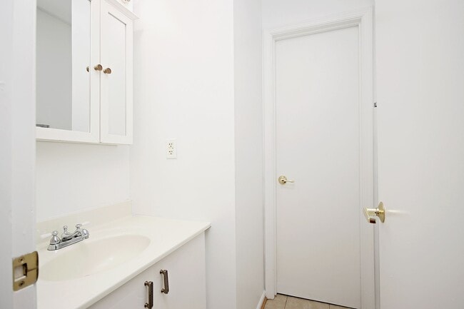 Building Photo - Pet-Friendly Duplex With Fenced Yard