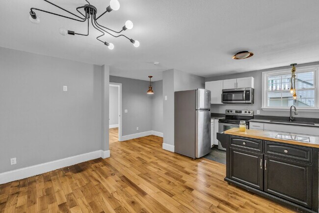 Building Photo - Sleek Highland Park Unit – Great Location,...