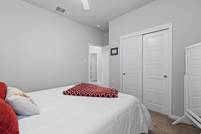 Building Photo - "Charming 3-Bedroom Retreat with 2 Baths i...