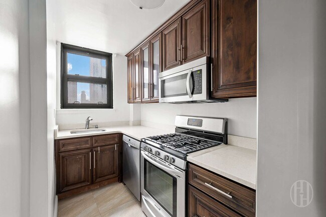 Building Photo - 225 E 36th St