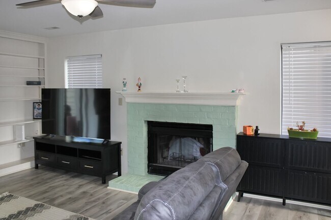 Building Photo - Contemporary duplex with first floor primary