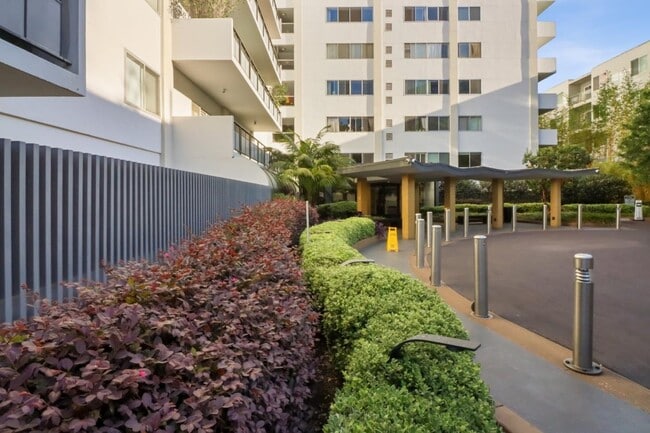 Building Photo - 1155 N La Cienega Blvd